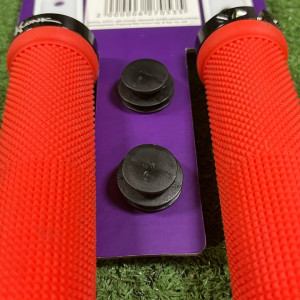 Рукоятки руля (грипсы), два фиксирующих кольца, красный, KLONK, 10231